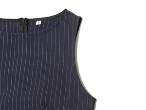 Détail de la robe à rayures sans manches montrant l'encolure et le zip invisible