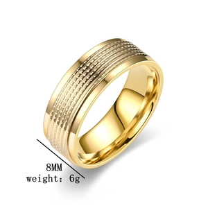 Detailansicht eines 8mm breiten goldenen Titanstahlrings für Herren mit 6g Gewicht