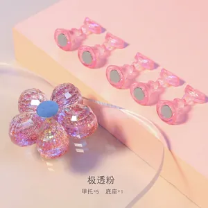 Makroaufnahme der rosa Glitzer-Blumenbasis und magnetische Halter für das Nageldesign