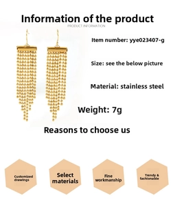 Vue détaillée des boucles d'oreilles pompons en acier inoxydable plaqué or 18K, 7g