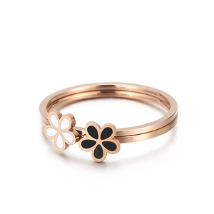 Bague deux-en-un en or rose avec breloques de fleurs en émail noir et blanc