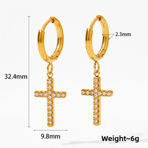 Vue détaillée des boucles d'oreilles croix dorées avec dimensions et pendentif serti