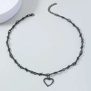 Collier pendentif cœur épines noir de style barbelé sur fond blanc épuré