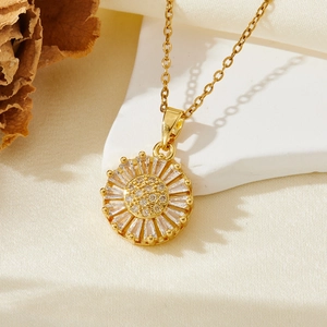 Détail du pendentif fleur de soleil dorée avec zircons blancs et cristaux micro-sertis