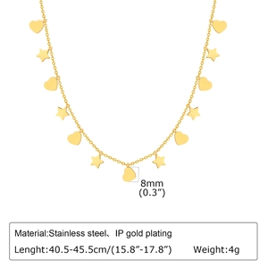 Dettaglio della collana placcata oro con pendenti a stella e cuore con le dimensioni