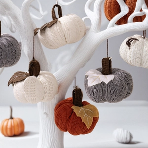 Detailansicht der gestrickten Kürbis-Hängedekoration in Orange, Beige und Grau Farbtönen
