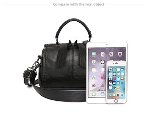 Schwarze Boston Tasche aus PU-Leder neben einem iPad zum Größenvergleich und Maßstab