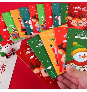 Dettaglio di mini taccuini natalizi portatili con Babbo Natale e renne a cartoni