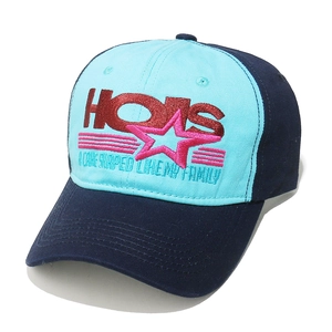 Détail de la casquette bicolore avec broderie de lettres HOTS et motifs d'étoiles