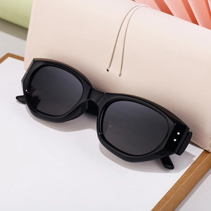 Classic black cat-eye polarized sunglasses for women with a sleek UV400 frame design