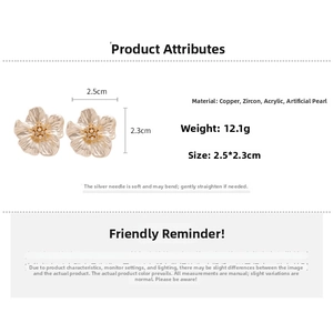 Detail view of 2.5cm pearl flower earrings showing precise size and material specs