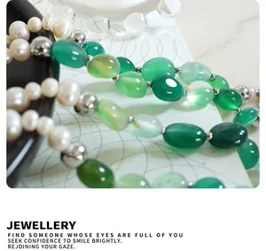 Dettaglio macro di perle di agata verde naturale e perle d'acqua dolce su collana in titanio