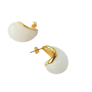 Boucles d'oreilles ovales en acier titane doré 18K avec résine crème et design minimaliste