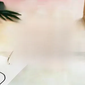 Detail van een mini pailletten portemonnee met regenboogglans en metalen sleutelring