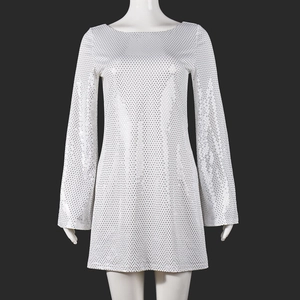Robe courte blanche à pois pailletés argentés avec d'élégantes manches longues évasées