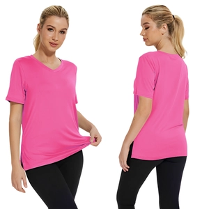 Dettaglio dello scollo a V e del tessuto traspirante sulla maglietta di colore rosa