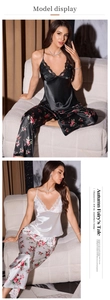 Détail de pyjama en satin à fleurs avec dentelle col en V et texture soyeuse de luxe