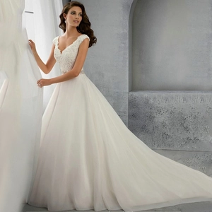 Robe De Mariée En Dentelle Col V Profond Sans Manches Traîne Tulle Robe De Mariée Avec Ceinture En Strass Élégante