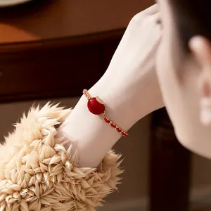 18k vergoldetes Zirkon Apfel-Anhänger Armband mit roten Perlen für luxuriöse Mode