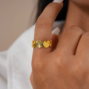 Makroansicht des goldenen Rings mit überlappenden Scheiben und Hammerschlag-Textur