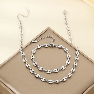 Vue détaillée de l'ensemble collier et bracelet à maillons grain de café en argent