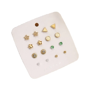 Lot de 8 paires de puces d'oreilles dorées avec pierres vertes et perles sur carte