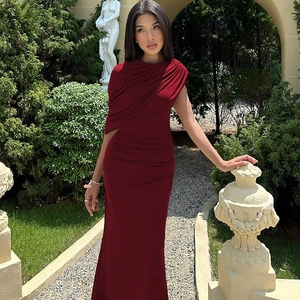 Vue détaillée de la robe bordeaux à épaule dénudée avec texture plissée asymétrique