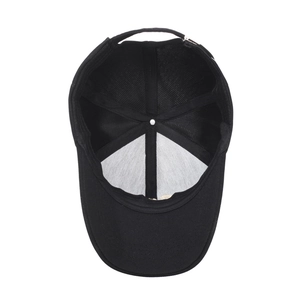 Vista interna di un cappellino da baseball nero con cuciture e fibbia regolabile