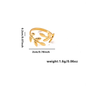 Detailed view of adjustable golden leaf ring with dimensions 2cm diameter and 1.6g weight