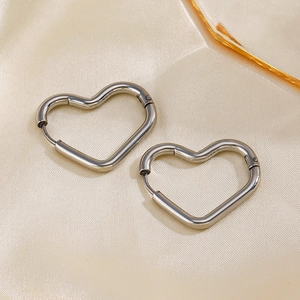Boucles d'oreilles cœur argentées en acier inoxydable poli avec fermoir classique