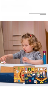 Enfant jouant avec des autocollants de crèche et des décors colorés pour l'éducation DIY