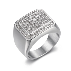 Bague carrée argentée style hip hop avec zircons pavés et finition intérieure brossée