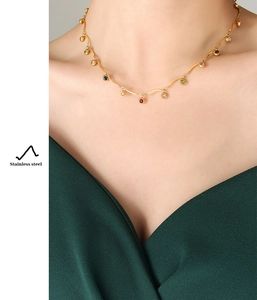 Détail du collier vague en acier inoxydable plaqué or 18K avec zircons colorés
