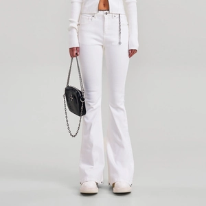 Jean évasé blanc pour femme avec coupe élastique et chaîne croisée élégante