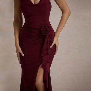 Detalle de vestido granate con abertura lateral, roseta 3D y silueta ajustada elegante