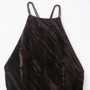 Elegante top de tirantes en terciopelo marrón oscuro para mujer con tirantes finos