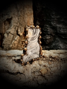 Gros plan sur bague vintage en bronze sertie d'une pierre naturelle d'agate solaire