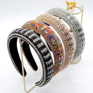 Dettaglio di cerchietti barocchi imbottiti con strass colorati su un espositore