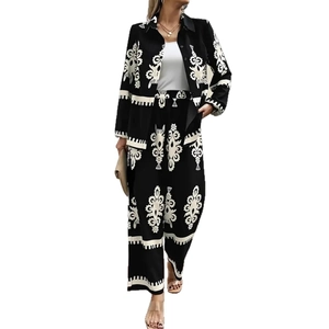 Détail du motif géométrique sur l'ensemble chemise et pantalon noir et blanc