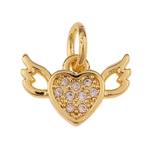 Détail d'un pendentif cœur ailé doré orné de petites pierres roses sur fond blanc