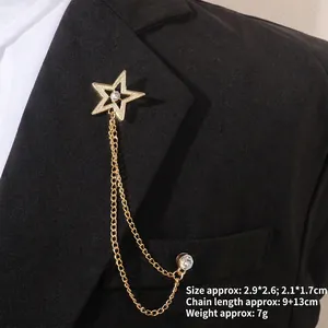 Détail d'une broche étoile avec chaînes et cristaux sur le revers d'un costume noir