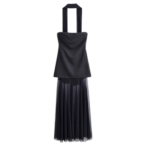 Elegante abito nero all'americana con spalle scoperte e gonna in tulle a strati
