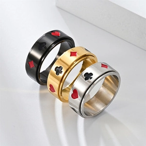 Detailansicht der Spinner-Ringe mit Pokerkarten-Motiven in Schwarz, Gold und Silber