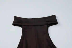 Detalle del escote de un vestido marrón café ajustado con textura plisada y botones