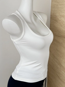 Vue latérale d'un débardeur de sport blanc cintré avec dos nageur sur un mannequin