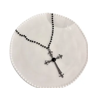 Collana a doppio strato con pendente a croce gotica con diamanti neri e motivi barocchi