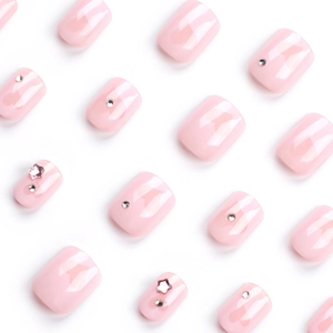 Faux ongles courts carrés roses avec strass argentés et motifs d'étoiles