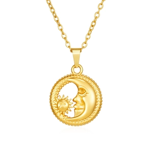 Λεπτομέρεια κολιέ από ανοξείδωτο ατσάλι 18K με μενταγιόν ήλιο και φεγγάρι