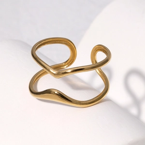 Minimalistische vergulde roestvrijstalen open ring met dubbele laag op geometrische stand