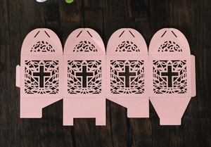 Platliggende roze lasergesneden snoepdoosjes met kruismotief voor religieuze feesten